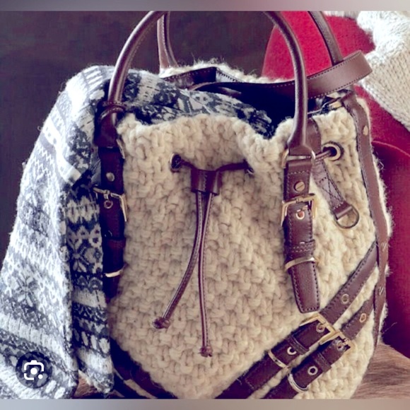 Michael kors milo strap bag! Rare find - Picture 5 of 11